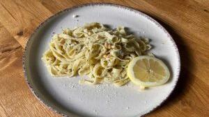 Sommerliche Tagliatelle mit Mozzarella und Zitrone