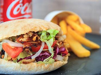 In Würzburg kannst du in verschiedenen Läden leckeren Döner essen.
