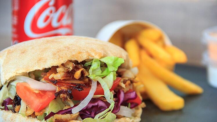 In Würzburg kannst du in verschiedenen Läden leckeren Döner essen.