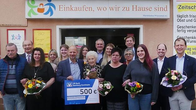 Ehrengäste, Mitglieder und Kunden freuten sich über das zehnjährige Bestehen des Dorfladens in Muggendorf.