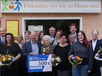 Ehrengäste, Mitglieder und Kunden freuten sich über das zehnjährige Bestehen des Dorfladens in Muggendorf.