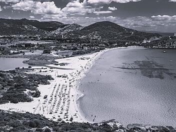 Tragisches Unglück auf Sardinien: Deutscher Tourist stirbt am Strand