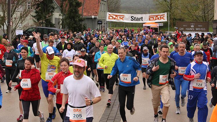 230 Läuferinnen und Läufer nahmen den Hauptlauf über 8,6 Kilometer in Angriff.