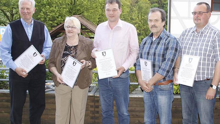 Die scheidenden Gemeinderäte (v.l.): Uli Ummelmann, Emilie Riedl, Werner Distler, Elmar Gebhardt und Matthias Teichmann. Foto: Löwisch