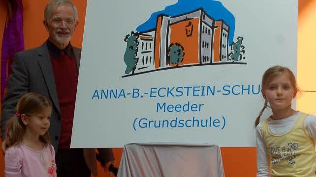 Das Namensschild haben die Schülerinnen Anna Weißleder und Anna Schubert gemeinsam mit Pfarrer Eberhard Sperl feierlich enthüllt. Foto Gabi Arnold