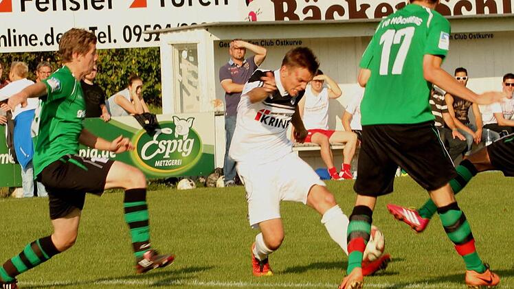 So entschlossen wie Lukas Wirth (Mitte) in dieser Szene will der Sander Trainer Bernd Eigner seine Spieler auch in Karlburg sehen.