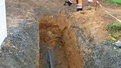 Im ersten Bauabschnitt wird die Wasserleitung, die bislang unter der Gemeindeverbindungsstraße verläuft, neben die Straße verlegt.