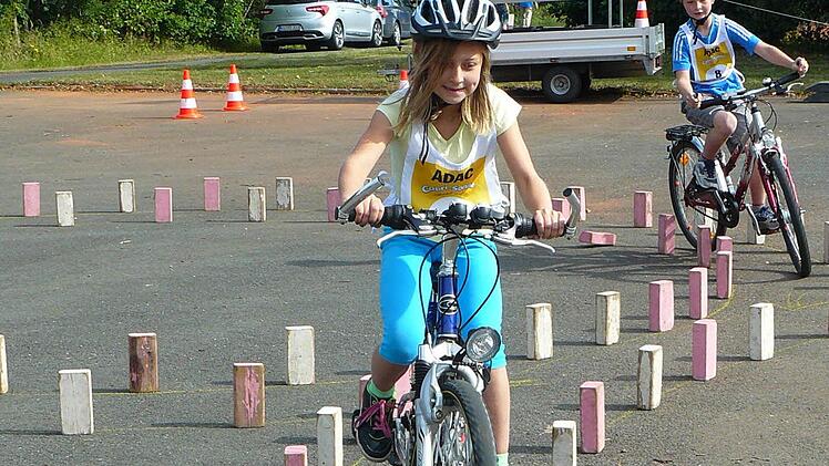 Es ist gar nicht so einfach den Fahrradparcours zu bewältigen.