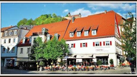 Die schönere Art den Sommer zu genießen: Vorm "roberts" in der Altstadt freut man sich über die große Auswahl und den vorzüglichen Service.