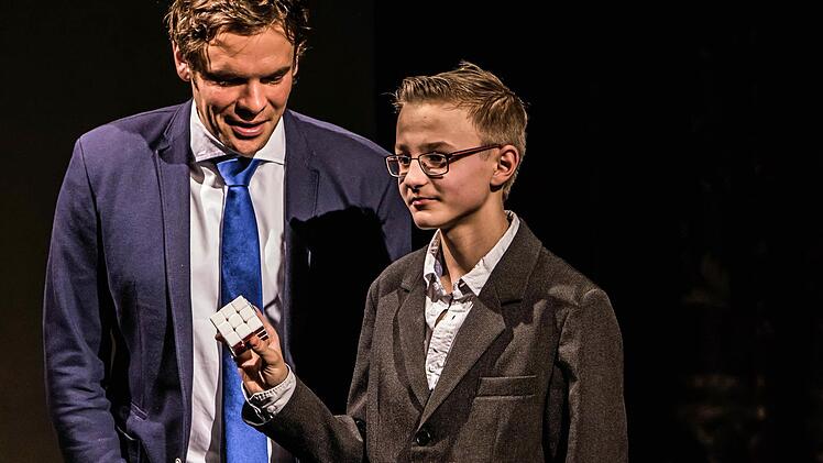 Jonathan Burger verblüffte bei der Matinee "Jugend spielt für Jugend" im Landestheater Coburg auch als Beherrscher des Zauberwürfels und beeindruckte damit Moderator Christian Limpert.Foto: Jochen Berger