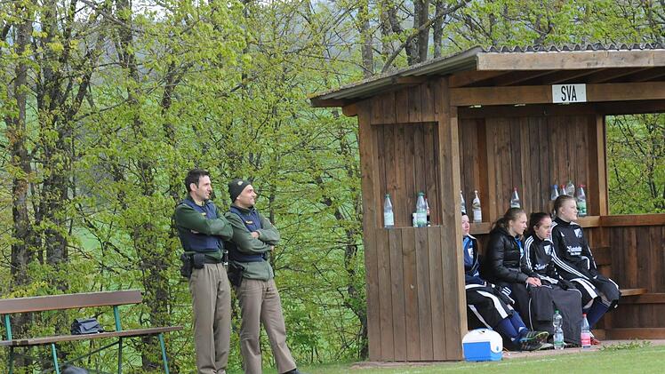 Hochsicherheitsspiel? Nein, beim Frauen-Kick in Albertshausen blieb alles friedlich. Foto: ssp