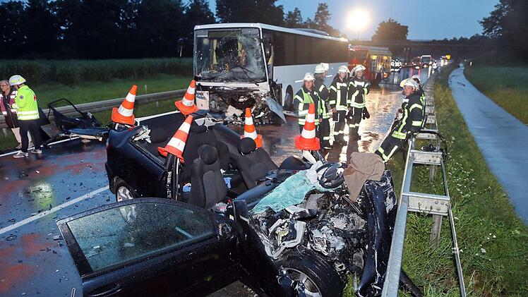 Baden-W&uuml;rttemberg, Schemmerhofen: Eine 18-j&auml;hrige Autofahrerin prallte frontal in den Bus und verstarb noch an der Unfallstelle. Elf Jugendliche und zwei Erwachsene wurden im Bus verletzt und ins Krankenhaus gebracht, wie die Polizei mitteilte. Ein Sachverst&auml;ndiger soll nun die Unfallursache kl&auml;ren. Foto: Stefan Jaitner/dp