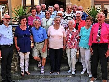 Der Schuljahrgang 1938 aus Großwenkheim traf sich im Klostergasthof Maria Bildhausen. Rechts Eugen Schmitt, der das Klassentreffen organisierte. Links Michael Nowotny, der stellvertretende Gesamtleiter von Maria Bildhausen, der über die Klostergeschichte und die Arbeit, die heute im Kloster geleistet wird, sprach. Foto: Dieter Britz
