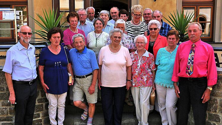 Der Schuljahrgang 1938 aus Großwenkheim traf sich im Klostergasthof Maria Bildhausen. Rechts Eugen Schmitt, der das Klassentreffen organisierte. Links Michael Nowotny, der stellvertretende Gesamtleiter von Maria Bildhausen, der über die Klostergeschichte und die Arbeit, die heute im Kloster geleistet wird, sprach. Foto: Dieter Britz