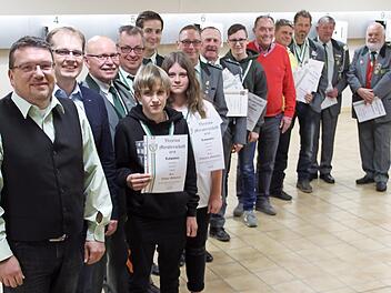 Die Sieger der Vereinsmeisterschaft und des Abschießens mit (vorne, von links) dem amtierenden Schützenkönig Markus Heidl, stellvertretendem Bürgermeister Ralf Hartnack und Erstem Schützenmeister Hans-Peter Gäbelein Foto: Katharina Müller-Sanke