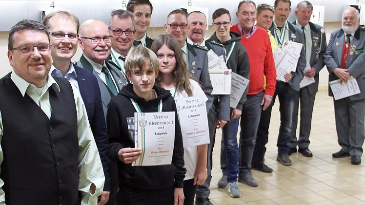 Die Sieger der Vereinsmeisterschaft und des Abschießens mit (vorne, von links) dem amtierenden Schützenkönig Markus Heidl, stellvertretendem Bürgermeister Ralf Hartnack und Erstem Schützenmeister Hans-Peter Gäbelein Foto: Katharina Müller-Sanke