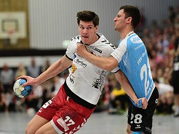 Jetzt gilt es für den HSC Bad Neustadt um Konstantin Singwald (links). In der zweiten Relegationsrunde werden zwei Aufstiegsplätze ausgespielt. Um die kämpfen neben den Rotmilanen der TV Kirchzell und Rheinwacht Dinslaken. Foto: Anand Anders