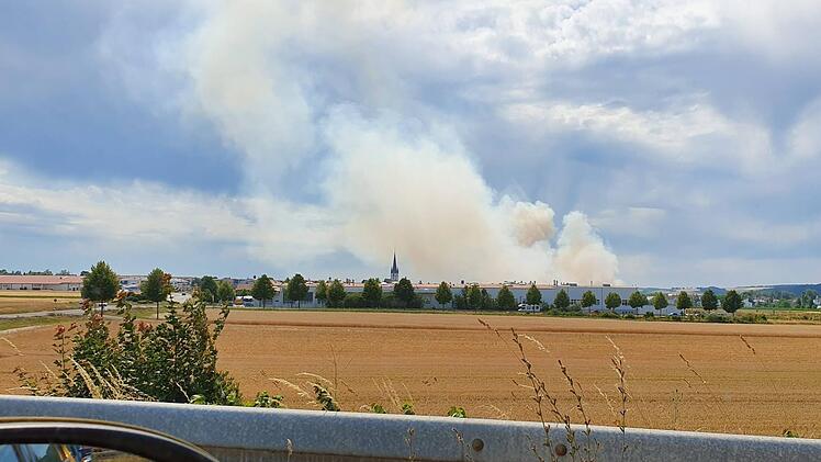Weithin sichtbar war am Samstag die Rauchsäule des Feldbrandes bei Unterzettlitz. Rolf Hollering