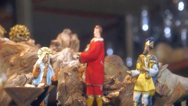 Bei der Krippenf&uuml;hrung mit Christine Liebl durfte dieses 250 Jahre alte Exponat im Schaufenster des Ladens von Bernd Ludwig nicht fehlen.