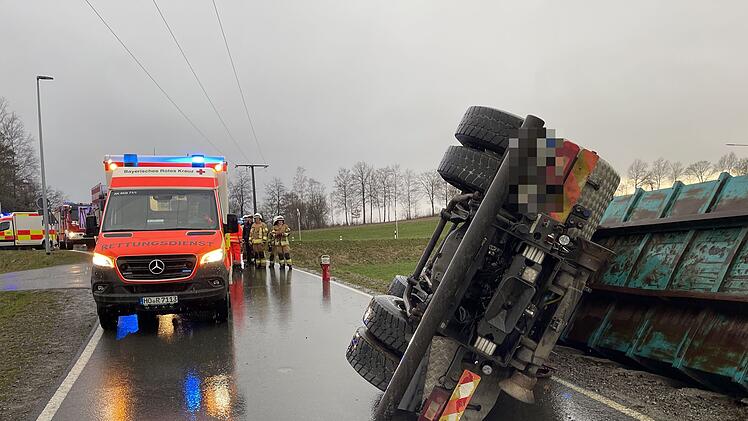 Mit Pferdemist beladener Lastwagen kippt um