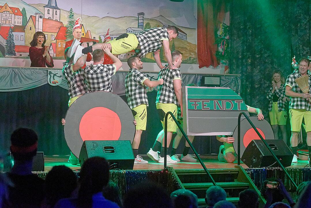 Super Kostüme, Show, Sketche und Tanz in Hirschaid!