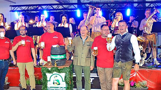 Nach gelungenem Bieranstich beim 150. Jubil&auml;um der Feuerwehr Pressig gab es ein Prosit der Gem&uuml;tlichkeit und ab jetzt gaben die Wickendorfer Musikanten den Ton an (von links): Erster Vorsitzender Thomas G&uuml;nther (auch Zweiter B&uuml;rgermeister), stellv...