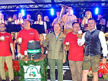 Nach gelungenem Bieranstich beim 150. Jubil&auml;um der Feuerwehr Pressig gab es ein Prosit der Gem&uuml;tlichkeit und ab jetzt gaben die Wickendorfer Musikanten den Ton an (von links): Erster Vorsitzender Thomas G&uuml;nther (auch Zweiter B&uuml;rgermeister), stellv...