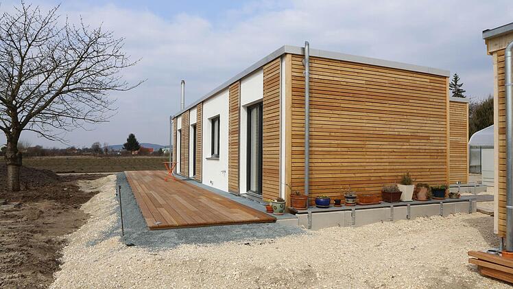 Das Musterhaus aus zwei Containern hat auch eine Terrasse.