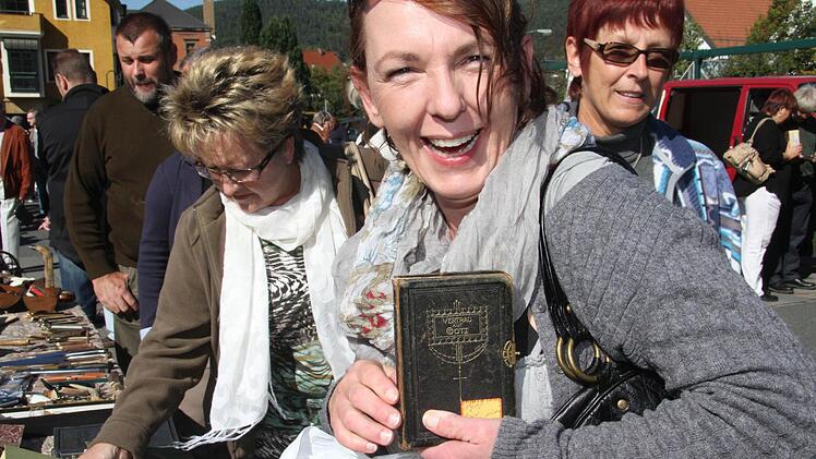 Susanne Bauer liebt Trödel und wurde an einem Stand mit alten Bibeln und Gesangbüchern fündig.