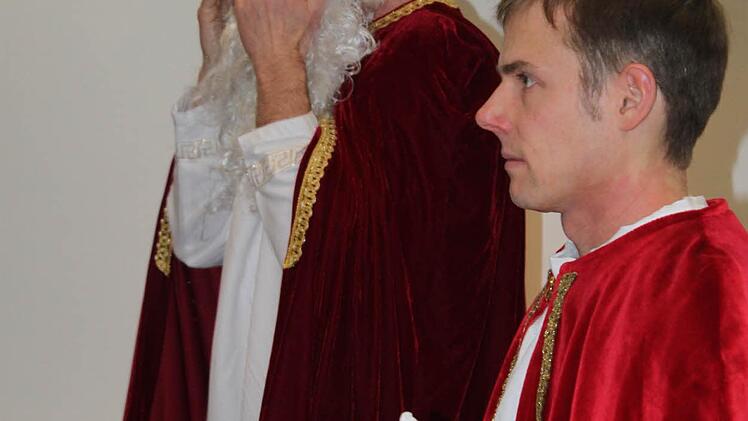 Was trägt der Nikolaus unter seiner Robe? Thomas Kinscher und Bernd Lieb beim Ankleiden.