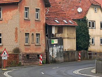 Gesichert: Das marode Kristl-Gebäude an der Ortsdurchfahrt Foto: Gerd Schaar