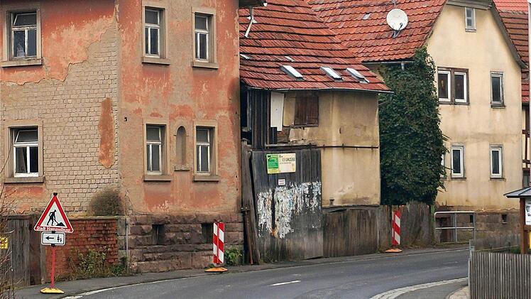 Gesichert: Das marode Kristl-Gebäude an der Ortsdurchfahrt Foto: Gerd Schaar