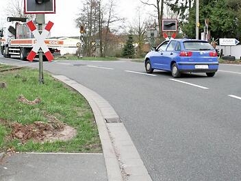 Links unten endet derzeit der Gehweg. Auf der viel befahrenen Staatsstraße ist es für Fußgänger, die zur Norma (links oberhalb der Staatsstraße) wollen, nicht ungefährlich.  Foto: Evi Seeger/Archiv
