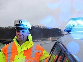 Hauptkommissar Bernhard Meyer ist seit 25 Jahren auf unterfränkischen Autobahnen im Einsatz.  Foto: Benedikt Borst