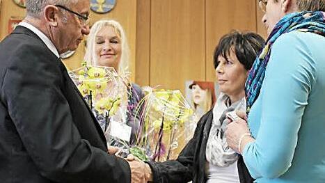 Josef Wittmann (von links) gratuliert Irene Dicker und Inge Schaller zur Amtseinführung und überreicht Ausweis und Blumen.