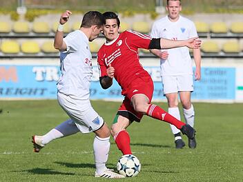 FSV Erlangen-Bruck - ASV Vach: Karlheinz Wiesenmeyer (links) kam in dieser Szene einen Tick eher an den Ball als Gästespieler Hannes Decher, der einige gute Chancen liegen ließ. Foto: Sebastian Baumann