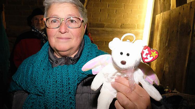 "Die Gewinne aus meinem Stand sind für den Kinderschutzbund Peter Pan", erklärt Gunda Keul aus Poppenroth.  Foto: Gerd Schaar