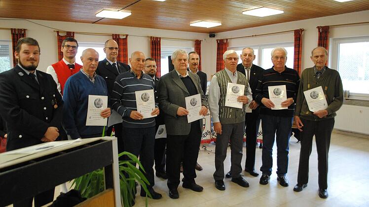 Zahlreiche Ehrungen standen bei der Feuerwehr Riedenberg an (hinten, von links): Andreas Schumm, Ralf Hergenröder, Rainer Dorn (25 Jahre Mitgliedschaft) und Erhard Schumm (40 Jahre); vorne, von links: Vorsitzender Roman Jäger, Karl und Albrecht Hergenröder, Willi Schaab (50 Jahre), Manfred Hergenröder, Reinhard Hergenröder und Josef Wagner (60 Jahre) sowie Konrad Breitenbach (70 Jahre). Foto: Evelyn Schneider