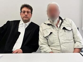 Der Angeklagte (rechts) und sein Rechtsanwalt Gerold Gebhard im Sitzungssaal des Landgerichts Foto: Jutta Behr-Groh