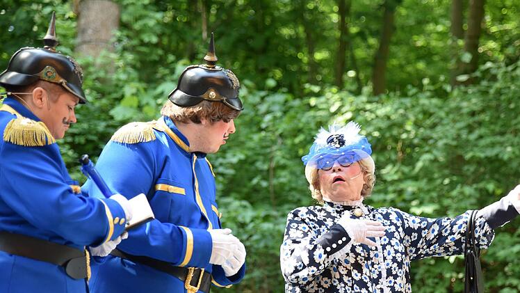 Fräulein Prüsselius (Isabel Loh) ruft die Dorfpolizisten (Martina Heinz und Paul Krämer) zu Hilfe. Foto: Gabi Arnold