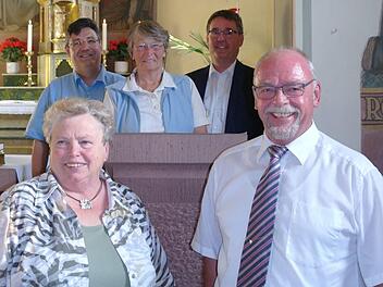 Angelika Fischer (hinten, Mitte), Maria Leibold (vorne links) und Bernhard Kretz (vorne rechts) wurden von Pfarrer Michael Krammer (hinten links) und Gemeindereferent Bernhard Hopf für 20 Jahre als Gottesdienstbeauftragte geehrt. Angelika Fischer wurde auf eigenen Wunsch nun aus dem Amt entlassen.   Stephanie Elm