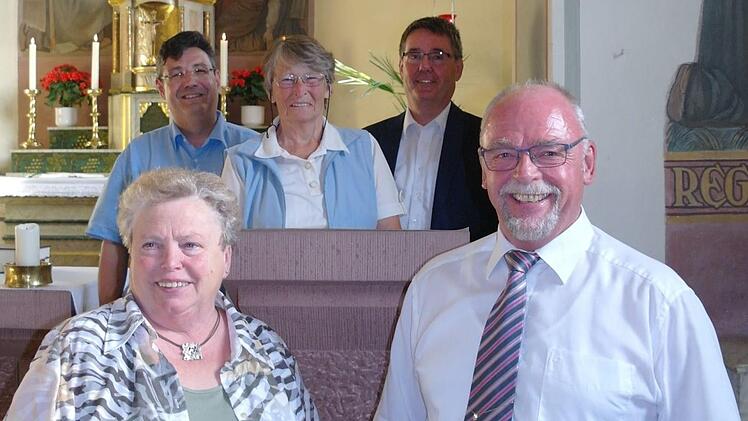 Angelika Fischer (hinten, Mitte), Maria Leibold (vorne links) und Bernhard Kretz (vorne rechts) wurden von Pfarrer Michael Krammer (hinten links) und Gemeindereferent Bernhard Hopf für 20 Jahre als Gottesdienstbeauftragte geehrt. Angelika Fischer wurde auf eigenen Wunsch nun aus dem Amt entlassen.   Stephanie Elm