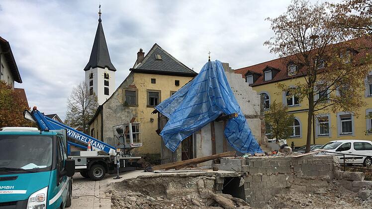 Eine fast freie Fläche gibt es nun da, wo bisher der nicht historische Mühlenanbau stand. Foto: Anette Schreiber