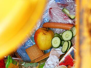 Nicht alle Lebensmittel, die im M&uuml;ll landen, sind schlecht. Das findet auch die Initiatoren der Ansbacher Verteilstation f&uuml;r Lebensmittelrettung. Foto: Frank May/dpa