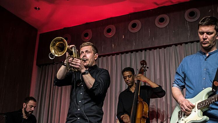 Umjubeltes Gast-Spiel: Nils Wülker begeisterte mit seiner Band bei "Leise am Markt" in Coburg.Foto: Jochen Berger