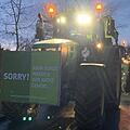 "Sorry, aber sonst werden wir nicht gehört" mahnten die Landwirte. Die Kulmbacher Bauern wollten Solidarität mit niederländischen Landwirten zeigen und blinkten am Straßenrand. Das Blinken sollte eine Warnung an die Politik sein. Die Landwirte ärgern sich darüber, dass sie nicht genug Gehör finden würden.Sonny Adam