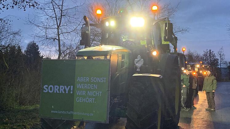 "Sorry, aber sonst werden wir nicht gehört" mahnten die Landwirte. Die Kulmbacher Bauern wollten Solidarität mit niederländischen Landwirten zeigen und blinkten am Straßenrand. Das Blinken sollte eine Warnung an die Politik sein. Die Landwirte ärgern sich darüber, dass sie nicht genug Gehör finden würden.Sonny Adam
