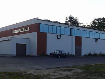 Von außen wurde die Wiesentheider Steigerwaldhalle in den vergangenen Jahren bereits hergerichtet - die Innensanierung kommt nun mit rund 1,38 Millionen Euro doppelt so teuer, wie ursprünglich geplant.