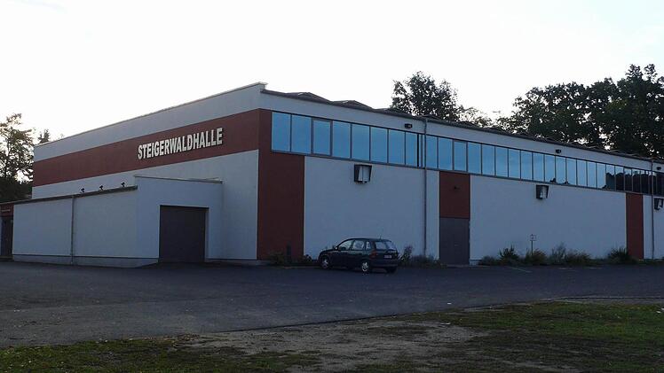 Von außen wurde die Wiesentheider Steigerwaldhalle in den vergangenen Jahren bereits hergerichtet - die Innensanierung kommt nun mit rund 1,38 Millionen Euro doppelt so teuer, wie ursprünglich geplant.