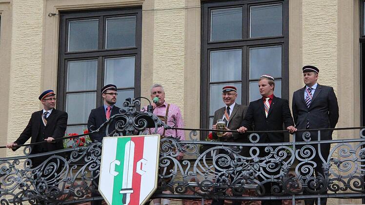 Zweiter Bürgermeister Norbert Tessmer in Lederhose eröffnete das Marktfest.
